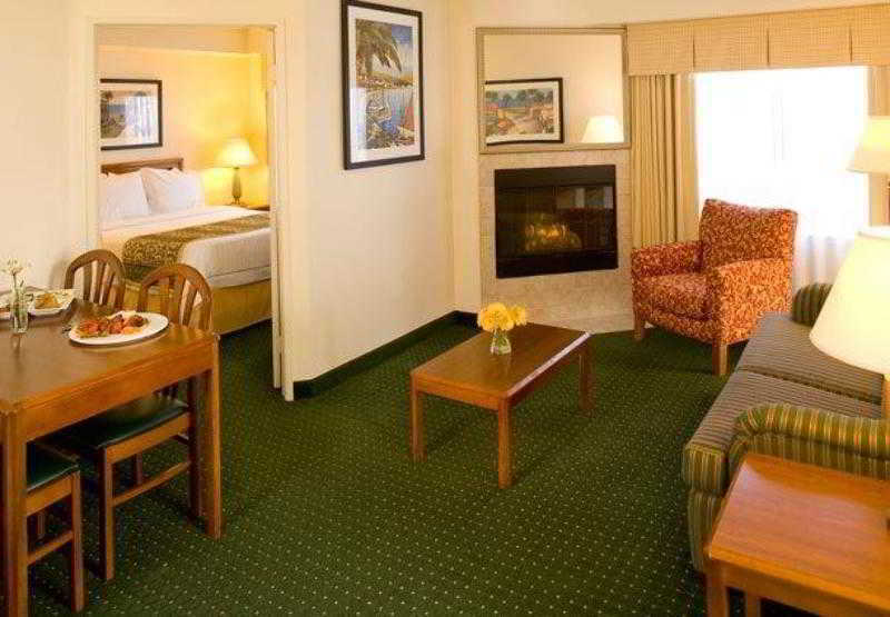 Hotel By Marriott Airport 3*